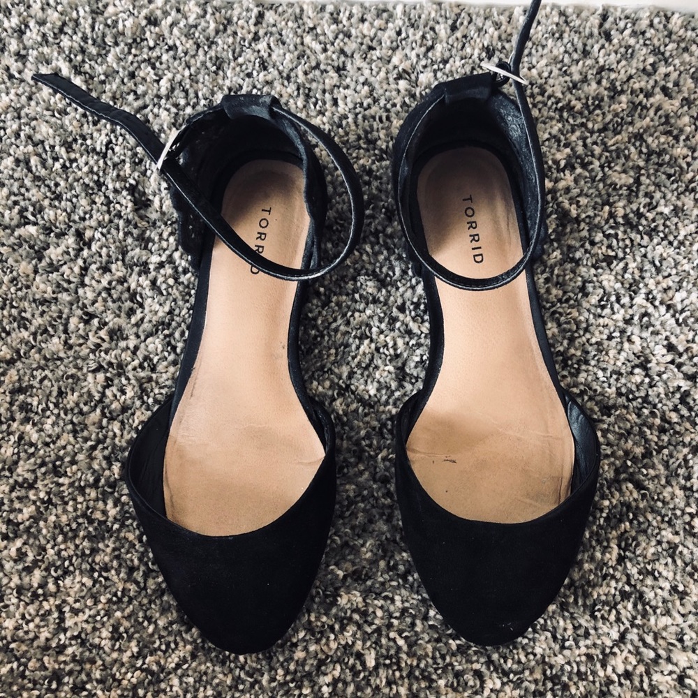 Black ballet flats